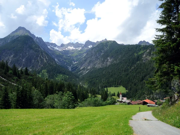 Wioska w Alpach — Zdjęcie stockowe