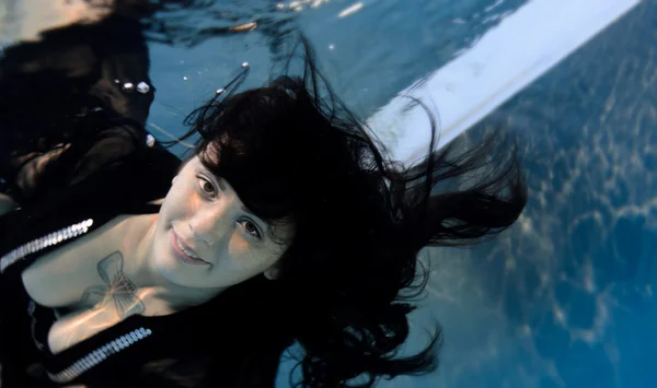 Sexy sonrisa bajo el agua — Foto de Stock