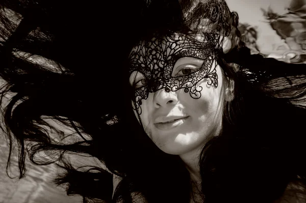 Таинственная женщина в маске — стоковое фото