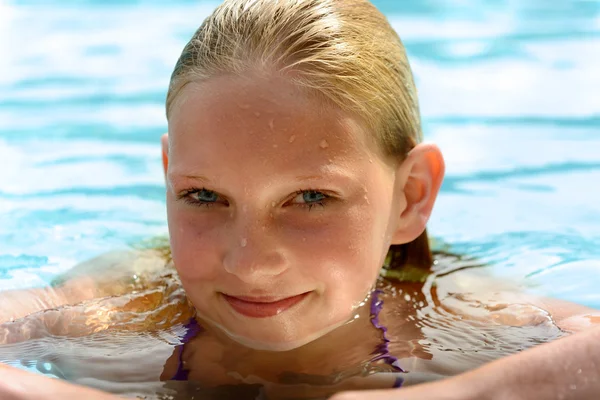 Grilportrait in schwimmingpool — Stockfoto