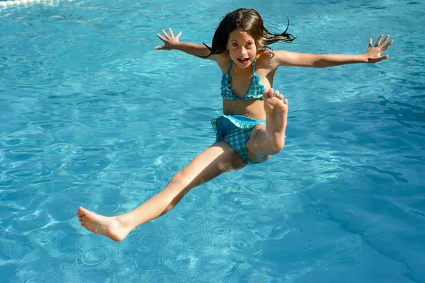 Salto de verão na água — Fotografia de Stock