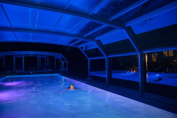 Nadar à noite na piscina Fotografia De Stock