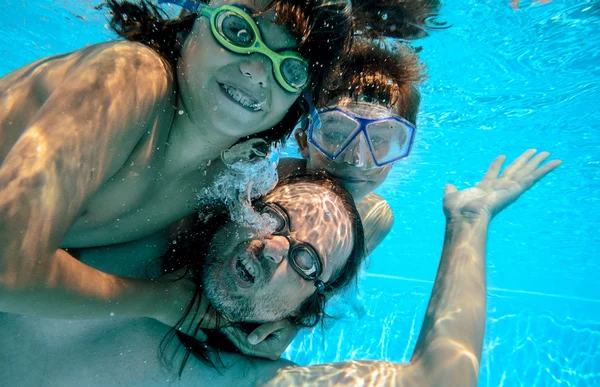 Family underwater play — Stock Photo, Image