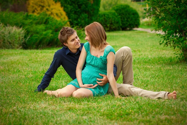 Mladá těhotná žena s mladým mužem Royalty Free Stock Fotografie