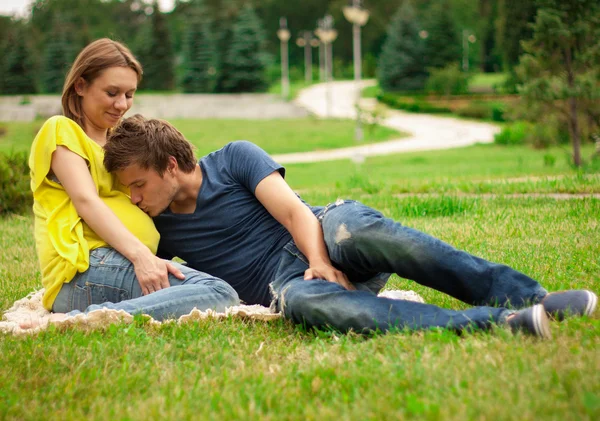 genç adam olan hamile kadın