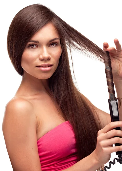 Красива красива дівчина з довгим волоссям робить зачіску Ліцензійні Стокові Фото