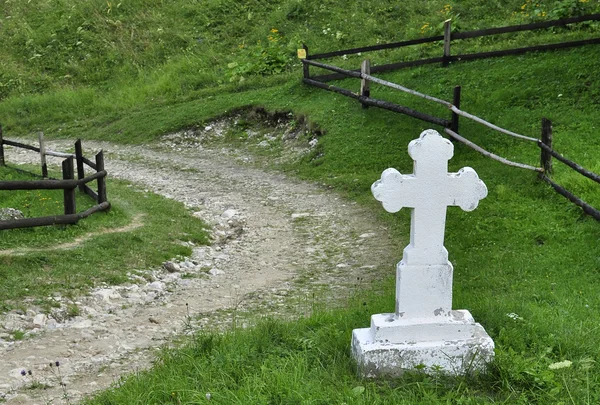 Крест рядом с дорогой — стоковое фото