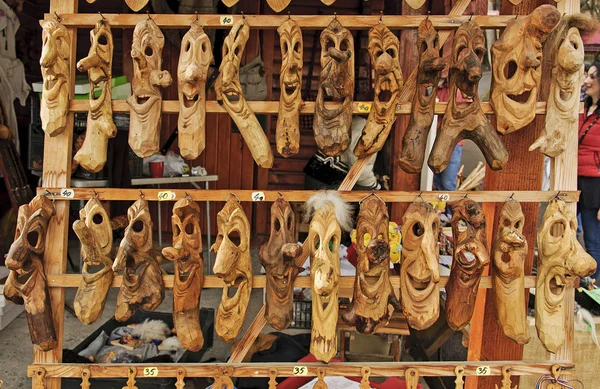 Ξύλινες μάσκες αγορά — Φωτογραφία Αρχείου