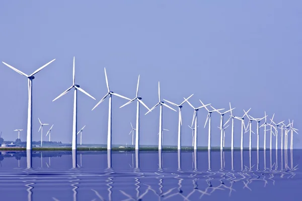 Windkraftanlagen im Ijsselmeer in den Niederlanden — Stockfoto