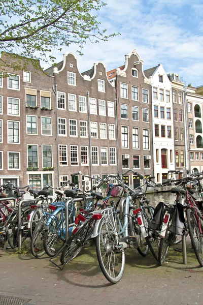 Vecchie facciate medievali e tante biciclette ad Amsterdam citycente — Foto Stock