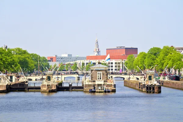 Dammluckorna i floden amstel i amsterdam Nederländerna — Stockfoto