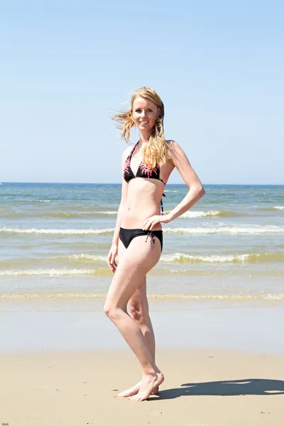 Hermosa mujer en la playa — Foto de Stock