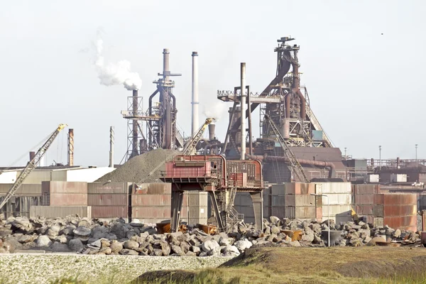 Industrie in der Nähe von Ijmuiden in den Niederlanden — Stockfoto
