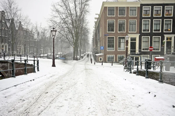 Snowy Amsterdam Alankomaissa — kuvapankkivalokuva