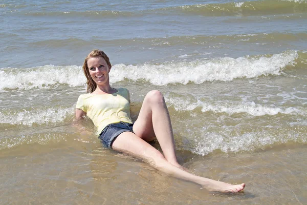 Piękna kobieta, leżąc w wodzie od oceanu — Zdjęcie stockowe