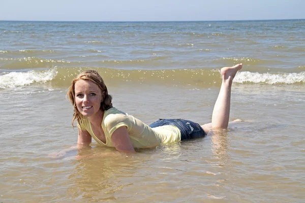 Ευτυχισμένη γυναίκα που βρίσκεται στο νερό από τη Βόρεια Θάλασσα — Φωτογραφία Αρχείου