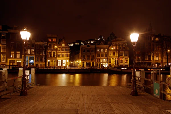 夜にオランダのアムステルダムのロマンチックなストリート ビュー — ストック写真