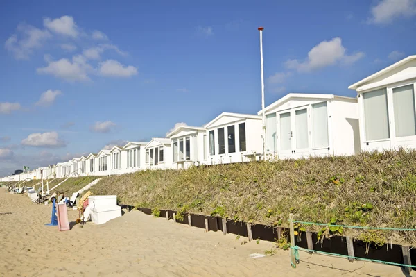 Pequenas casas de praia em Zandvoort aan Zee nos Países Baixos — Fotografia de Stock