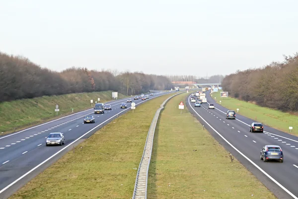 Trafik på motorväg a1 i Nederländerna — Stockfoto