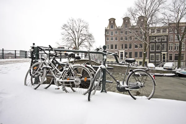 Zasněžené amsterdam v zimě v Nizozemsku — Stock fotografie