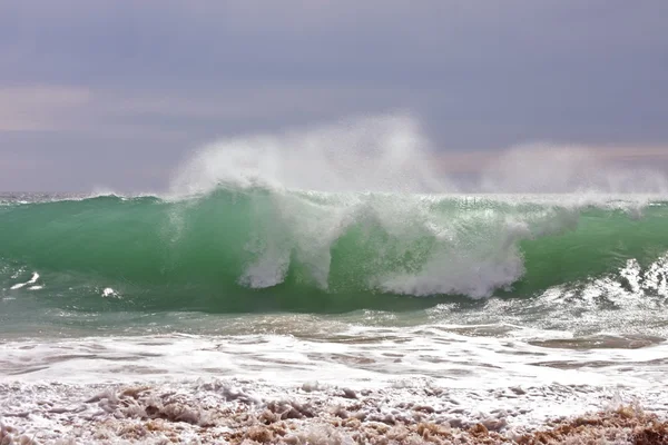 Ola del océano salvaje en el océano atlántico en Portugal — Foto de Stock