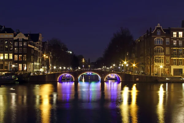 Город живописный из Амстердама ночью в Нидерландах — стоковое фото