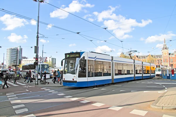 Tramvaje u hlavního nádraží v Amsterdamu v Nizozemsku — Stock fotografie