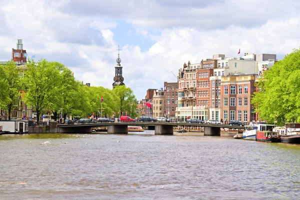 Ville pittoresque d'Amsterdam avec la tour Munt aux Pays-Bas — Photo