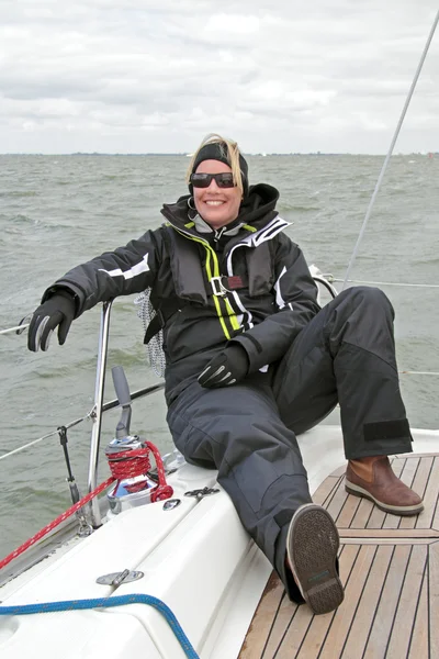 Relaxar durante a navegação no IJsselmeer nos Países Baixos — Fotografia de Stock