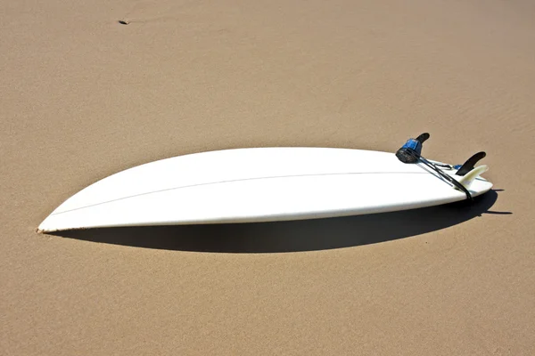 Tabla de surf en la playa — Foto de Stock
