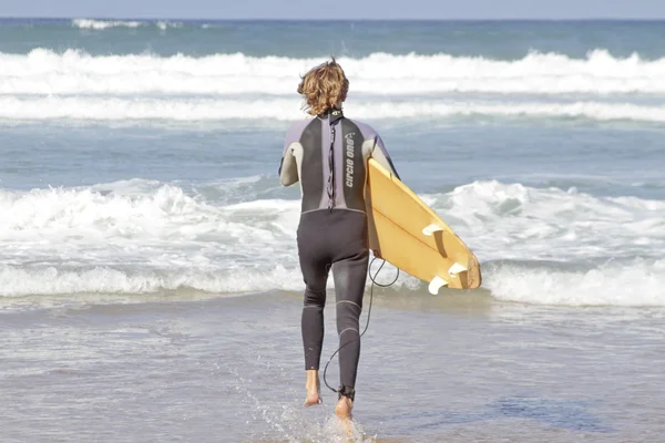 Jonge surfer gaat om te surfen — Stockfoto