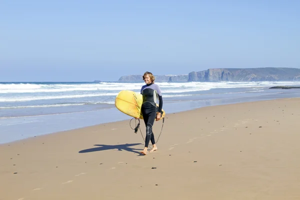 Surfer zu Fuß am Strand entlang — Stockfoto