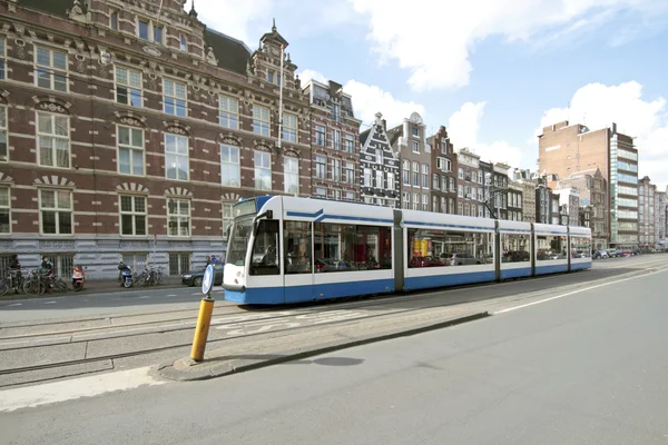 Tram dirigindo no centro da cidade de Amsterdã, na Holanda — Fotografia de Stock