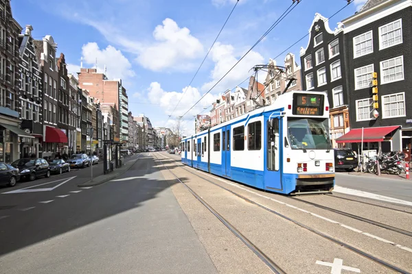 Conducción de tranvía en el centro de Ámsterdam en los Países Bajos —  Fotos de Stock