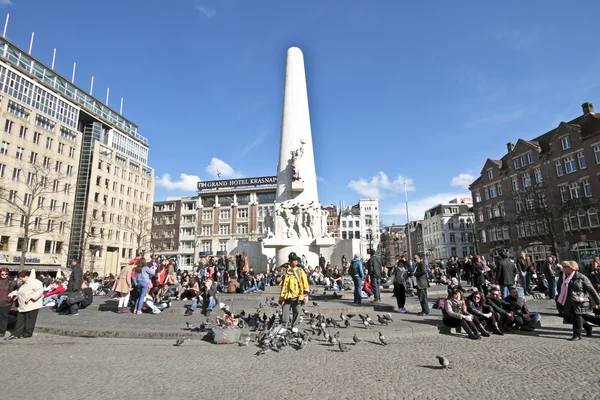 Памятник на дамбе в Амстердаме Нидерланды — стоковое фото