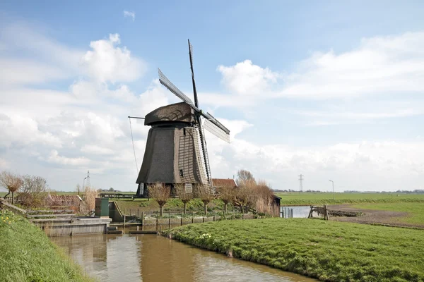Moulin à vent traditionnel dans le paysage néerlandais aux Pays-Bas — Photo