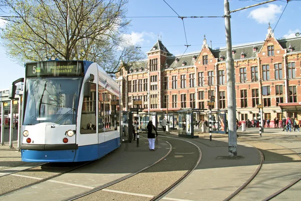 Spårvagn väntar på centralstationen i amsterdam Nederländerna — Stockfoto