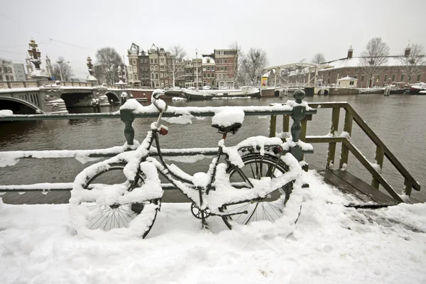 Bicicleta nevada no centro da cidade de Amsterdã Países Baixos — Fotografia de Stock