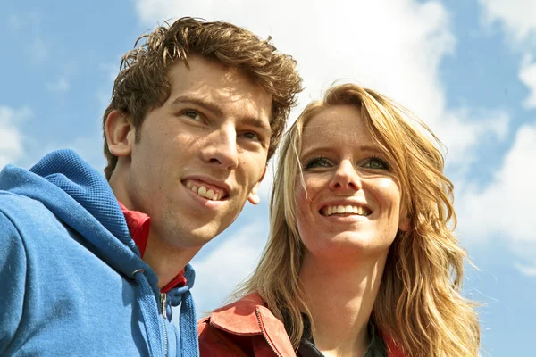 年轻快乐夫妇在郁金香的字段的一张图片 — 图库照片