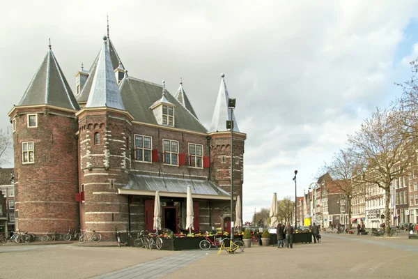 Средневековое здание "De Waag" в Амстердаме — стоковое фото