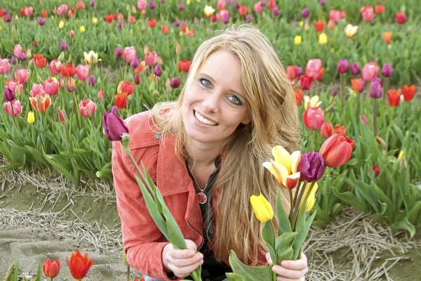 Mulher holandesa entre campos de flores nos Países Baixos — Fotografia de Stock