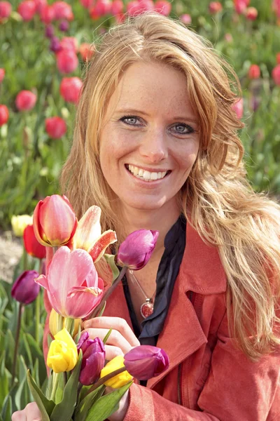 stock image Dutch woman between de flower fields in the Netherlands