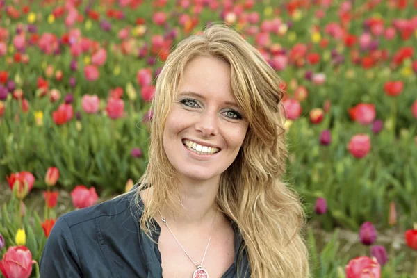 Голландская женщина между цветочными полями в Нидерландах — стоковое фото
