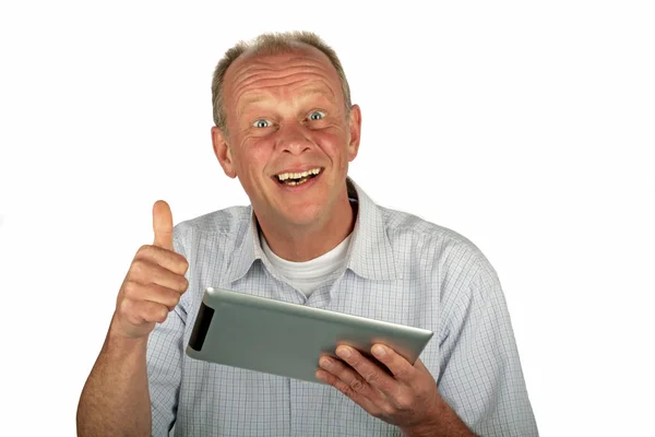 Glücklicher Mann mit erhobenem Daumen und seinem Tablet-Computer — Stockfoto