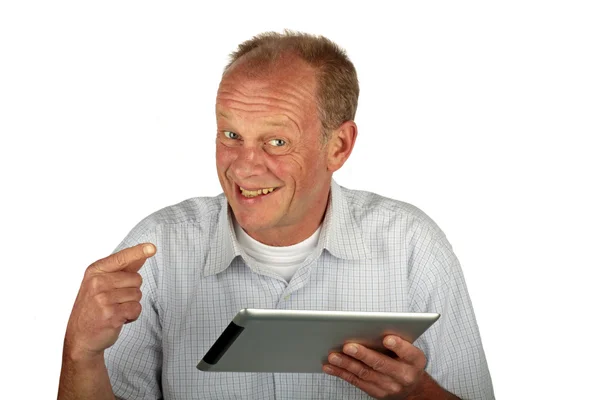 Счастливый человек указывает на свой планшетный компьютер — стоковое фото
