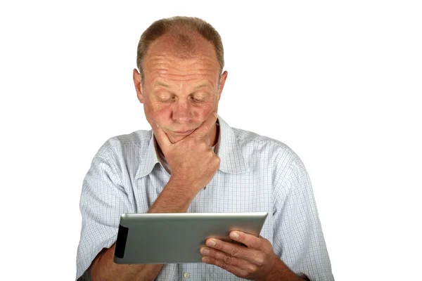 Сконцентрированный человек смотрит на свой планшетный компьютер — стоковое фото