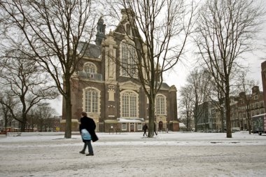 de westerkerk in de sneeuw in de winter in Nederland