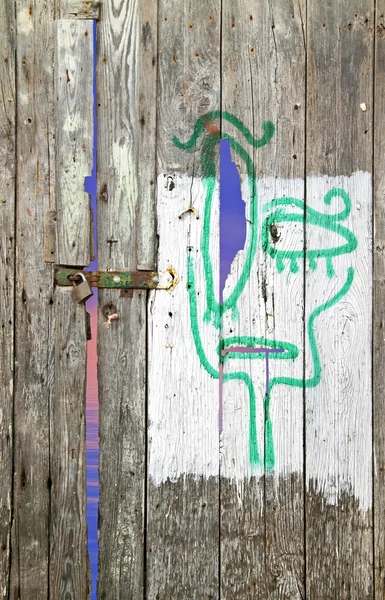 悲しい顔が描かれた古い木製ドア — ストック写真