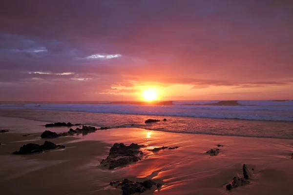 Sonnenuntergang bei praia vale figuiras in portugal — Stockfoto