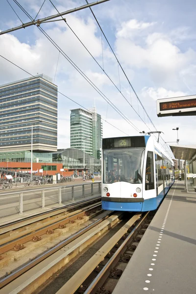 Tram condução em Amsterdã Países Baixos — Fotografia de Stock